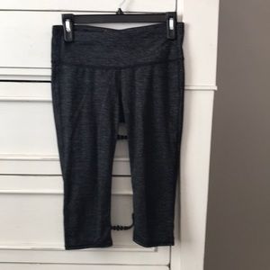 Athleta Heathered Black Capri Leggings. Size Small.